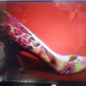 nine westflax pump red floral print size 6.5